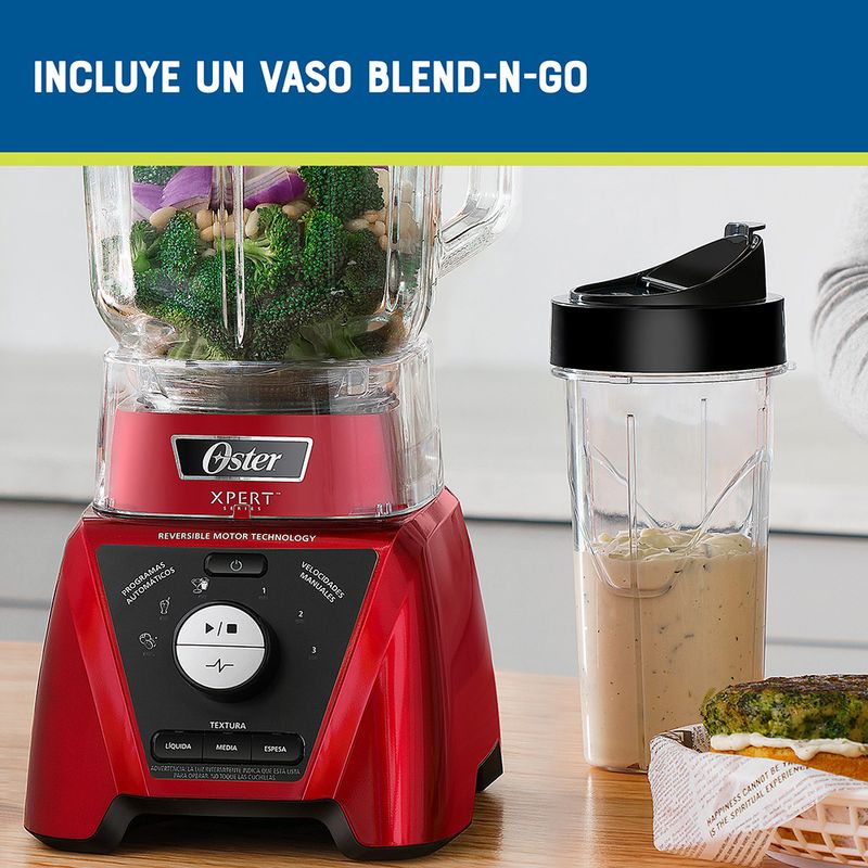 Licuadora Xpert Series roja con control de textura y un Blend N Go BLST3BRPG